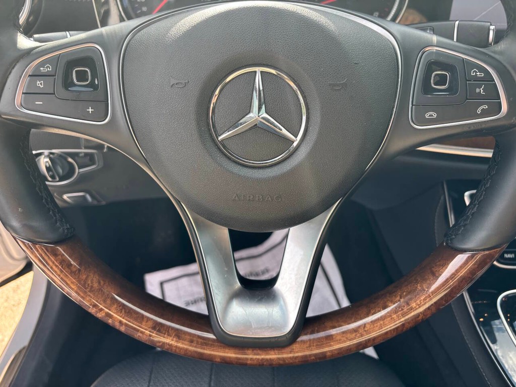 Mercedes-Benz E-Class Vehicle Full-screen Gallery Image 26