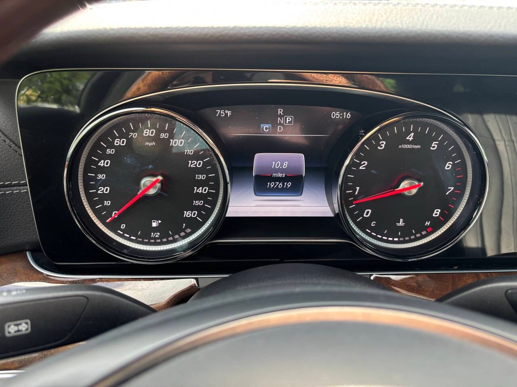 Mercedes-Benz E-Class Vehicle Full-screen Gallery Image 27