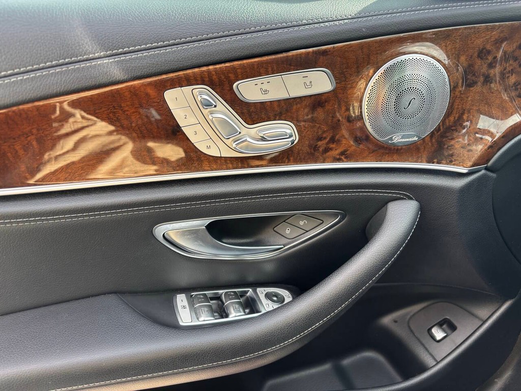 Mercedes-Benz E-Class Vehicle Full-screen Gallery Image 30
