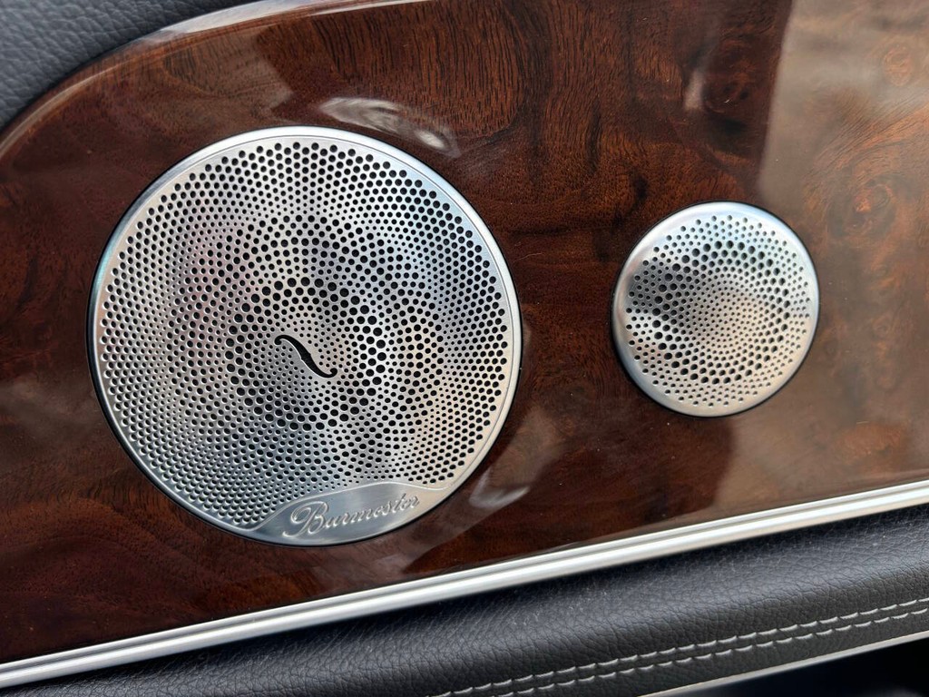 Mercedes-Benz E-Class Vehicle Full-screen Gallery Image 31