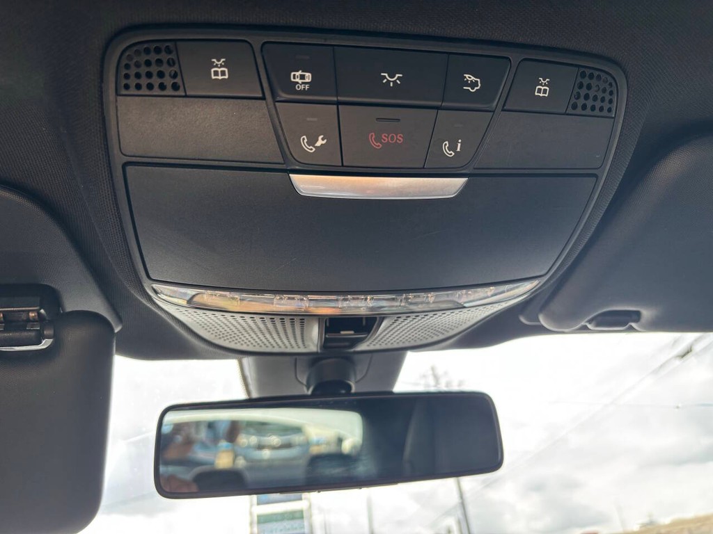 Mercedes-Benz E-Class Vehicle Full-screen Gallery Image 32