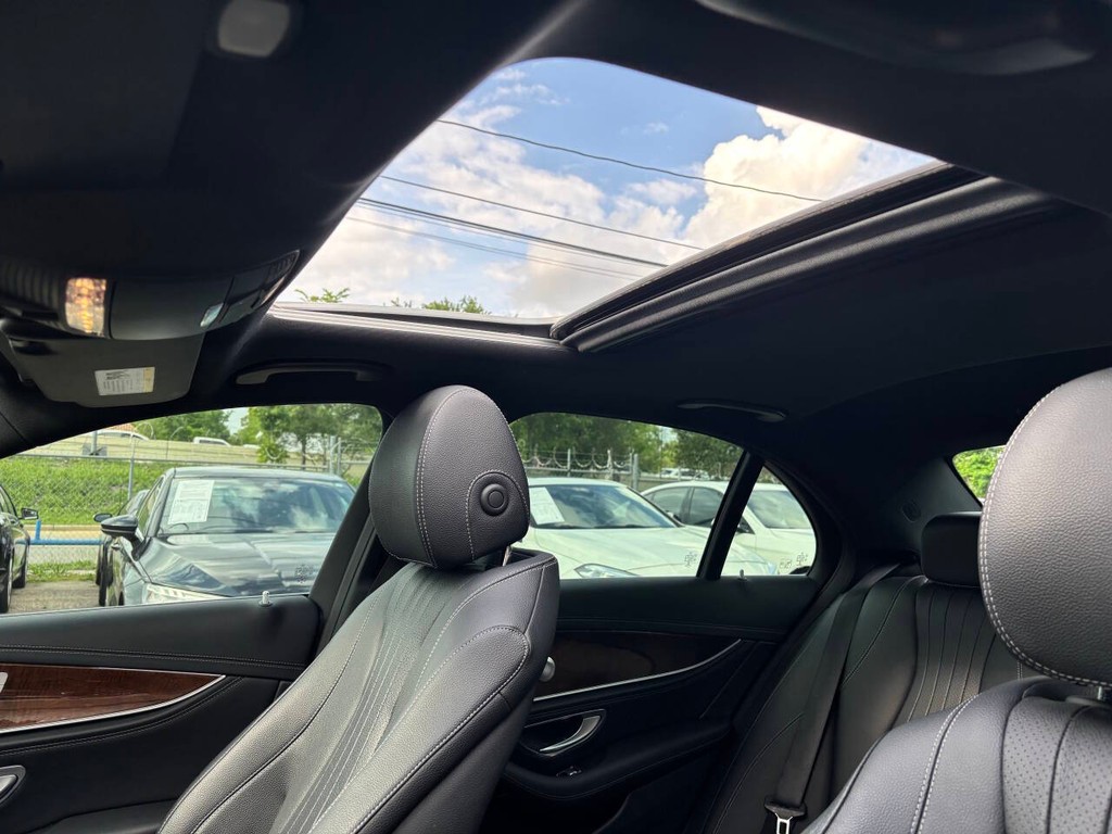 Mercedes-Benz E-Class Vehicle Full-screen Gallery Image 33