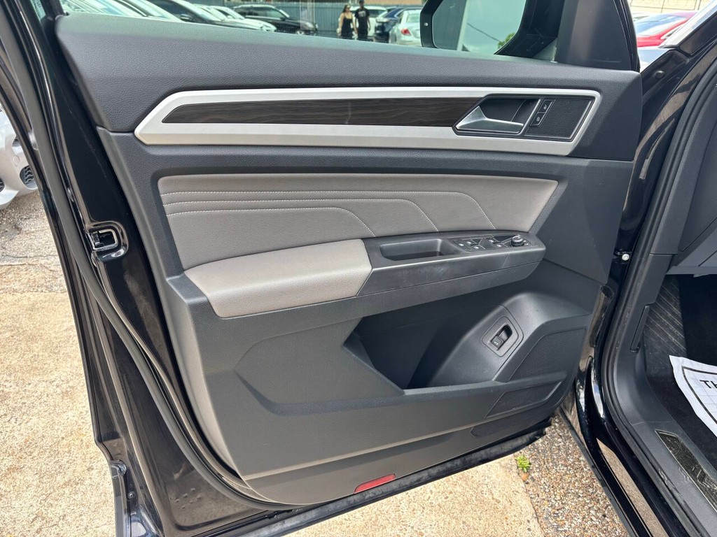 Volkswagen Atlas Vehicle Full-screen Gallery Image 10