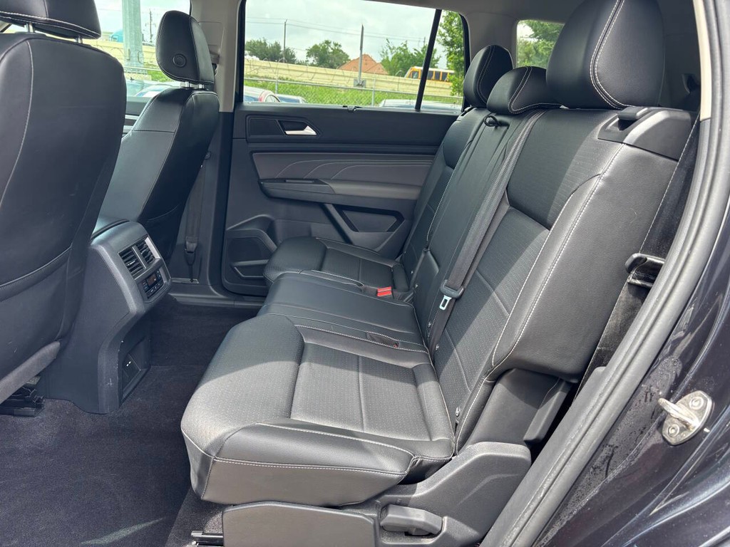 Volkswagen Atlas Vehicle Full-screen Gallery Image 14