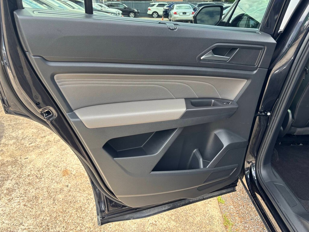 Volkswagen Atlas Vehicle Full-screen Gallery Image 15