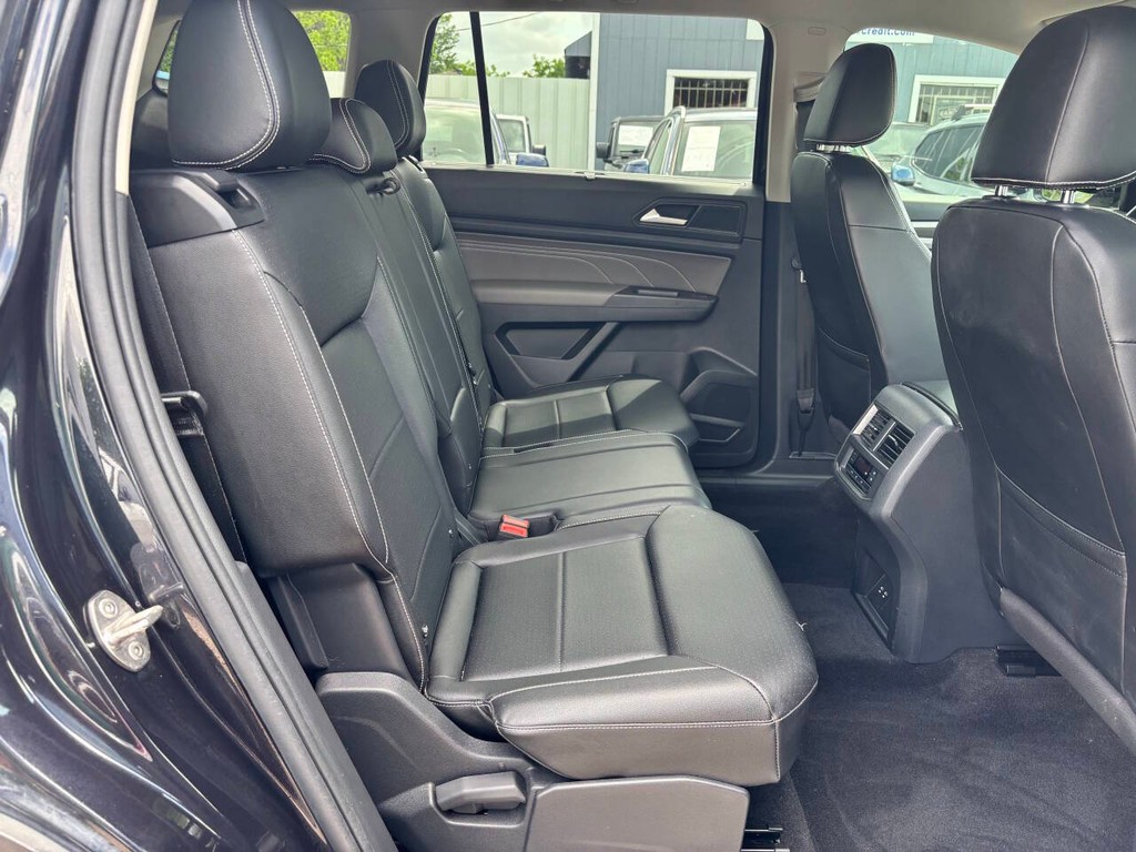 Volkswagen Atlas Vehicle Full-screen Gallery Image 16