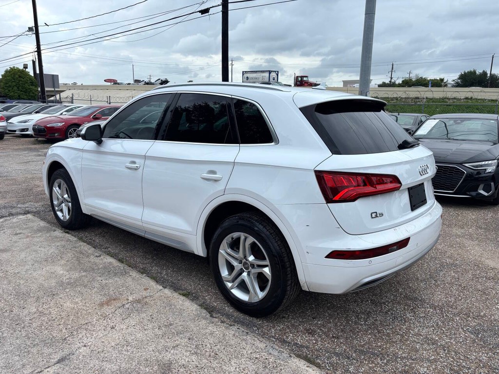 Audi Q5 Vehicle Full-screen Gallery Image 05