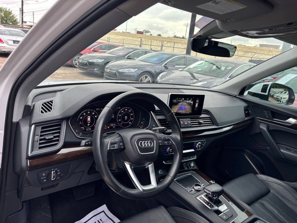 Audi Q5 Vehicle Full-screen Gallery Image 08