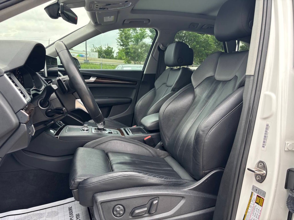 Audi Q5 Vehicle Full-screen Gallery Image 09