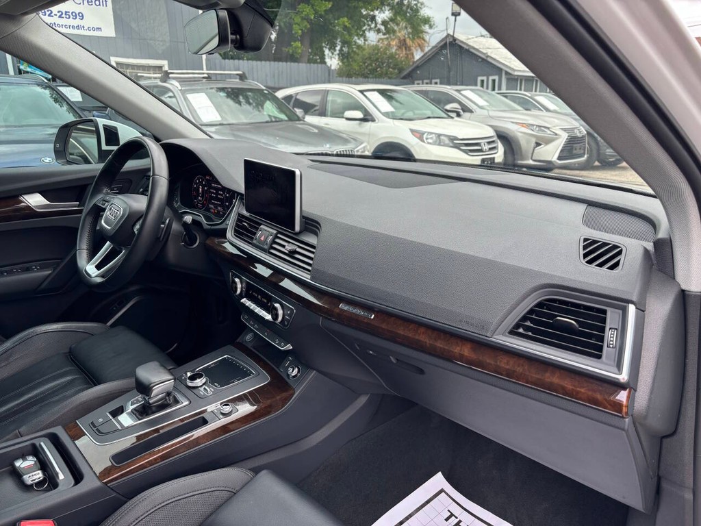 Audi Q5 Vehicle Full-screen Gallery Image 11