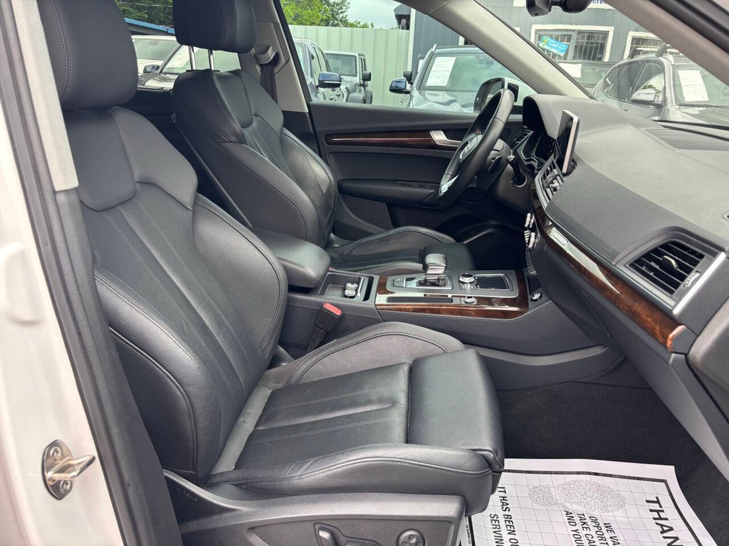 Audi Q5 Vehicle Full-screen Gallery Image 12