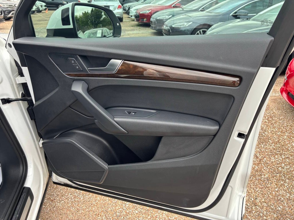 Audi Q5 Vehicle Full-screen Gallery Image 13
