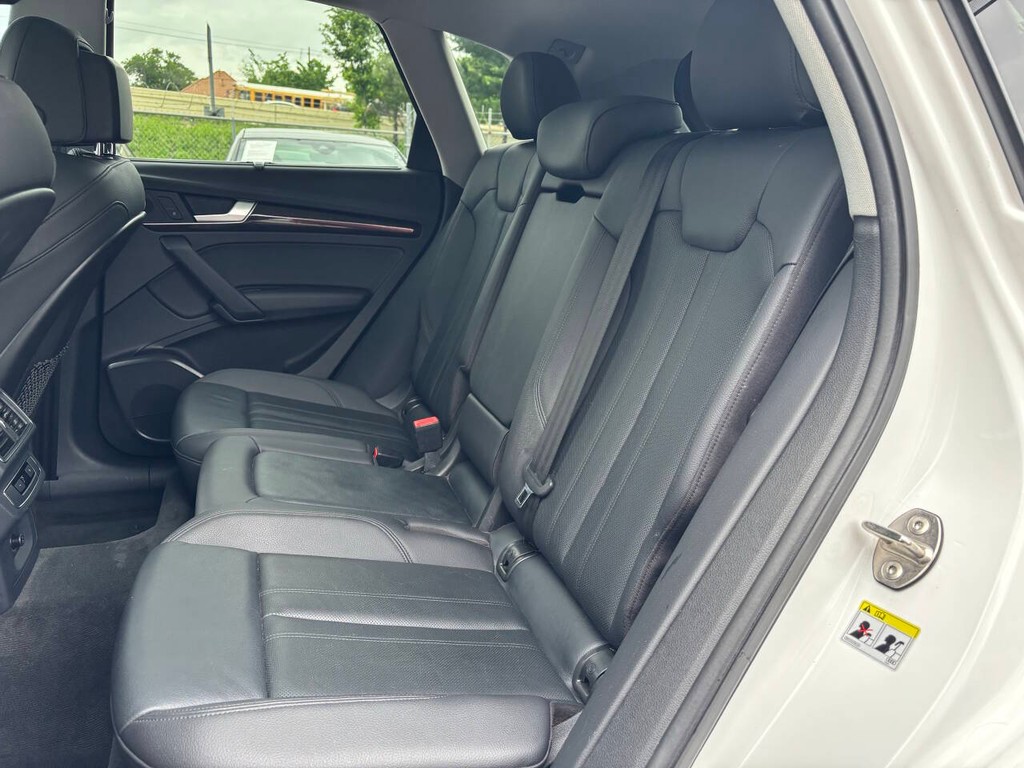 Audi Q5 Vehicle Full-screen Gallery Image 14