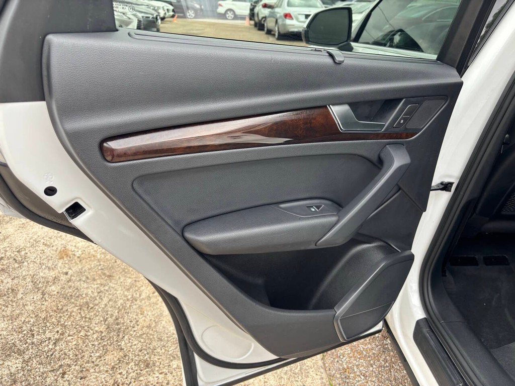 Audi Q5 Vehicle Full-screen Gallery Image 15