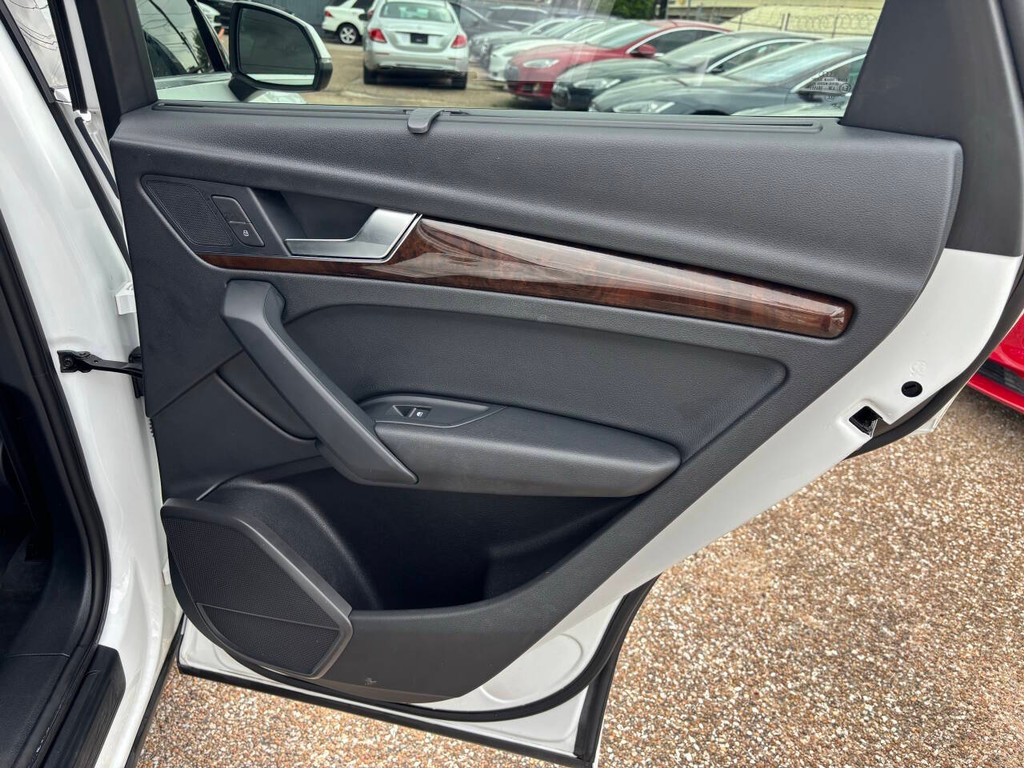 Audi Q5 Vehicle Full-screen Gallery Image 17