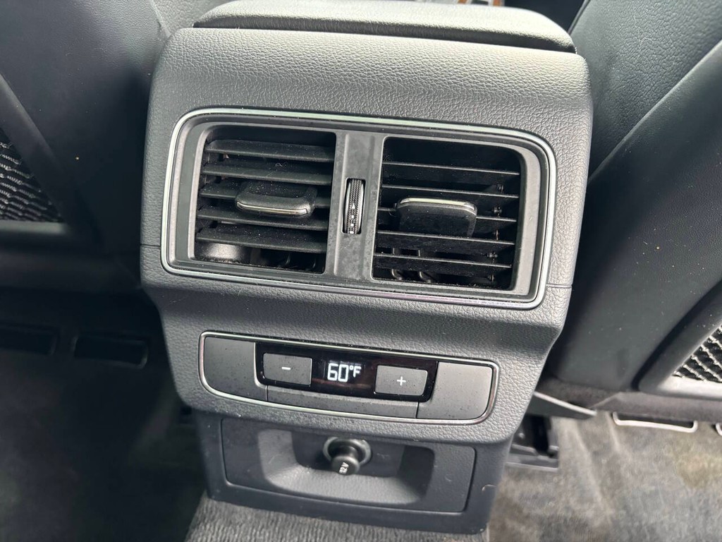 Audi Q5 Vehicle Full-screen Gallery Image 18