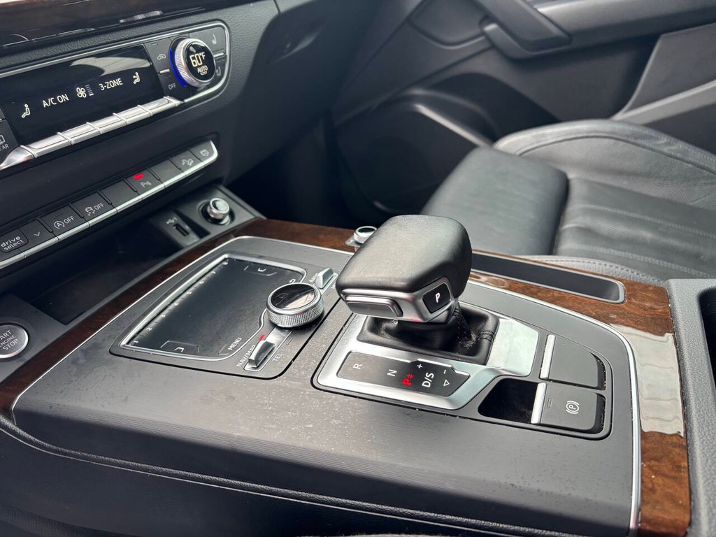 Audi Q5 Vehicle Full-screen Gallery Image 23