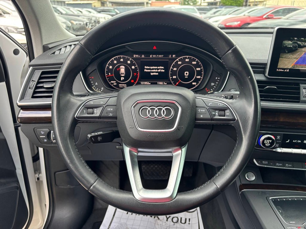 Audi Q5 Vehicle Full-screen Gallery Image 25