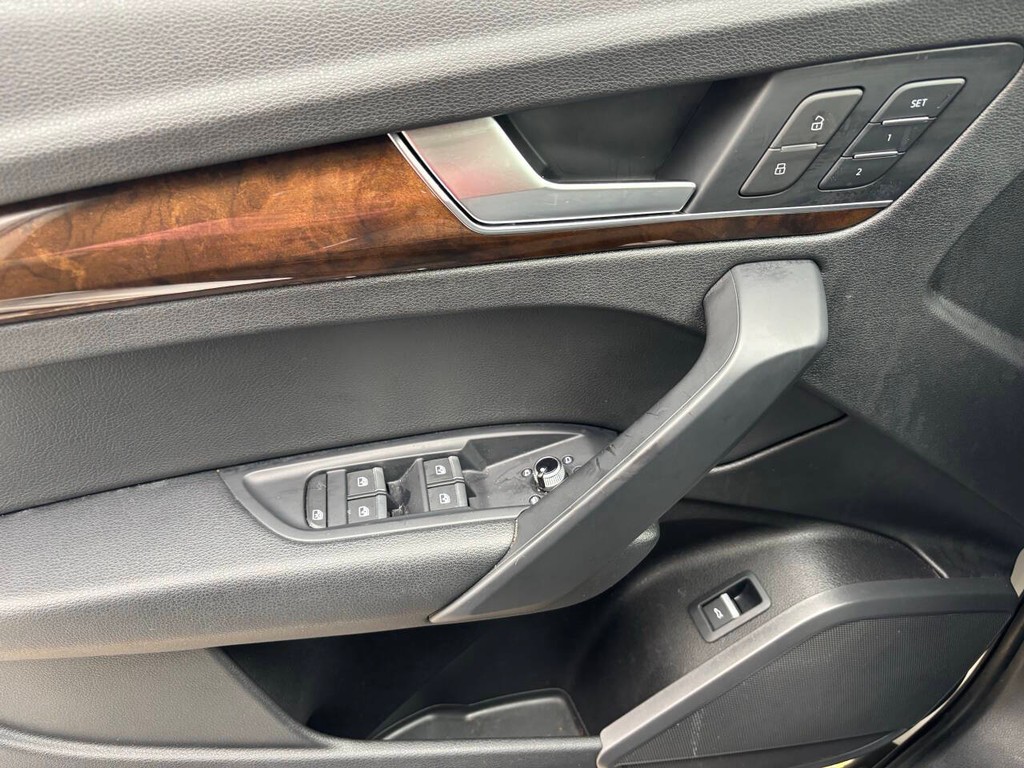 Audi Q5 Vehicle Full-screen Gallery Image 28