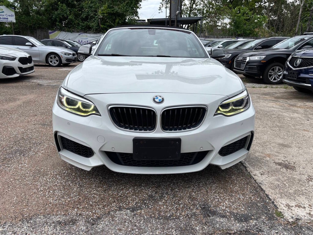 BMW 2 Series Vehicle Full-screen Gallery Image 02