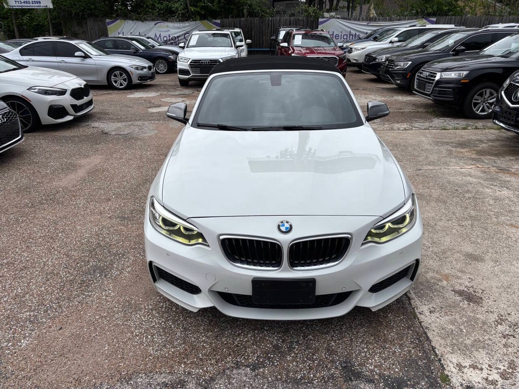 BMW 2 Series Vehicle Full-screen Gallery Image 03