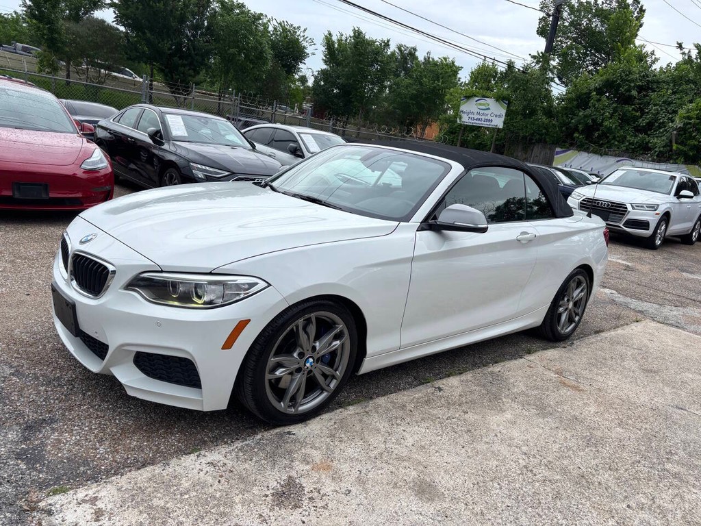 BMW 2 Series Vehicle Full-screen Gallery Image 04