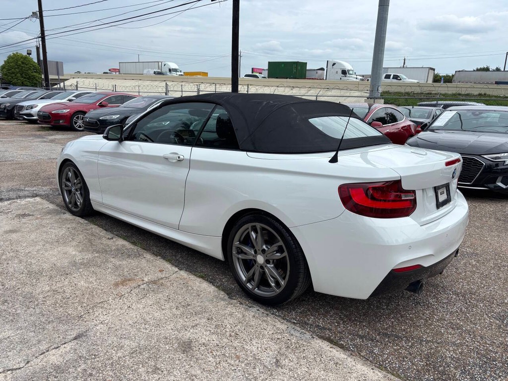 BMW 2 Series Vehicle Full-screen Gallery Image 05