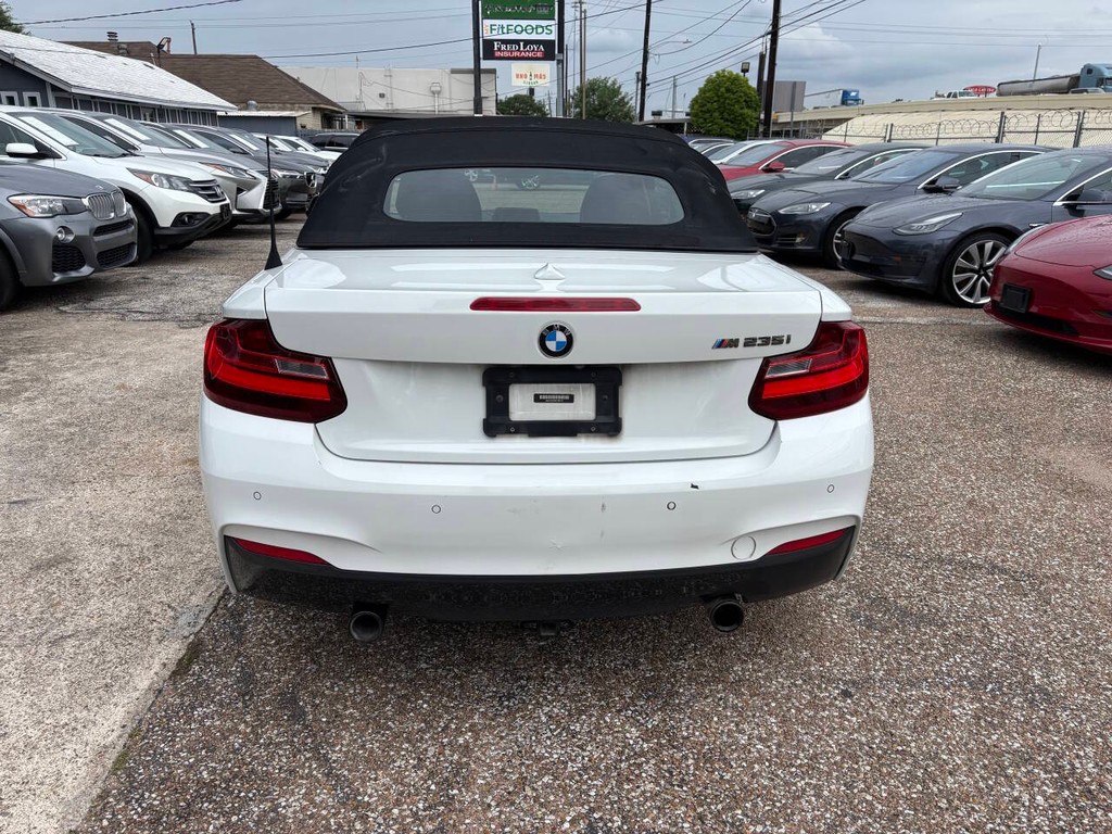 BMW 2 Series Vehicle Full-screen Gallery Image 06