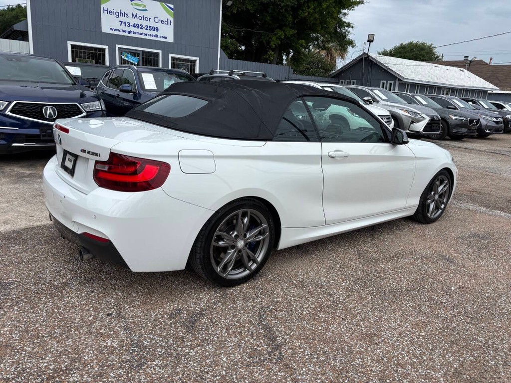 BMW 2 Series Vehicle Full-screen Gallery Image 07
