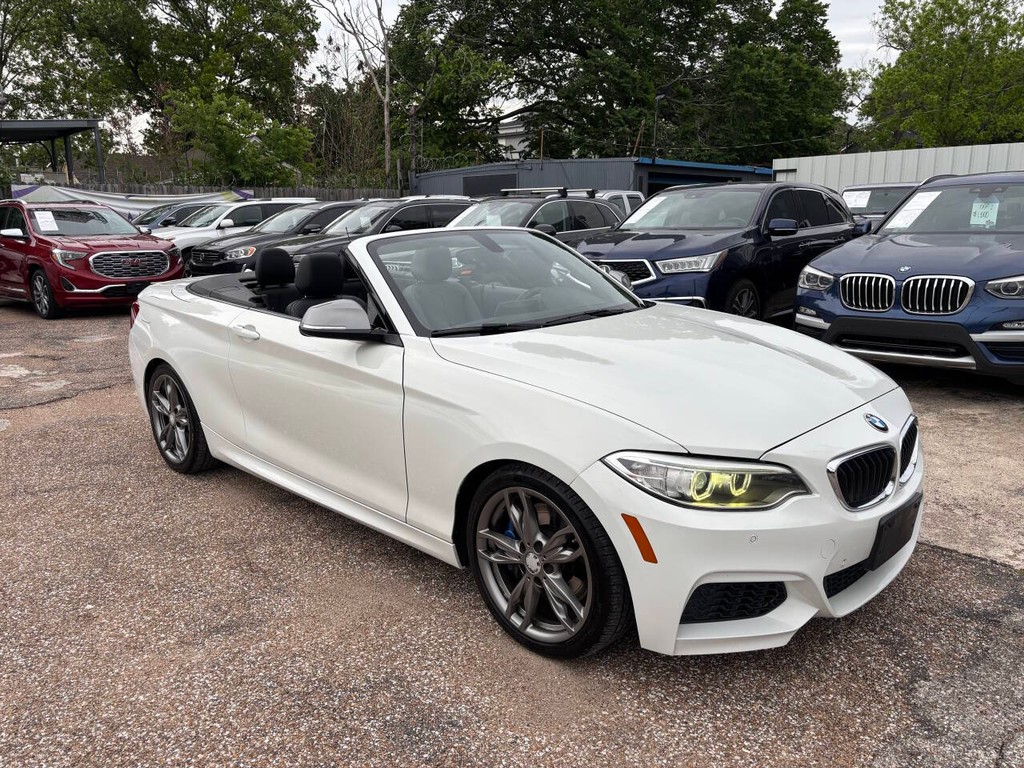 BMW 2 Series Vehicle Full-screen Gallery Image 08