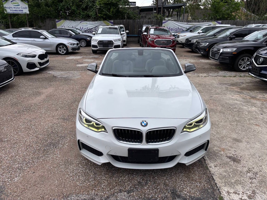 BMW 2 Series Vehicle Full-screen Gallery Image 09