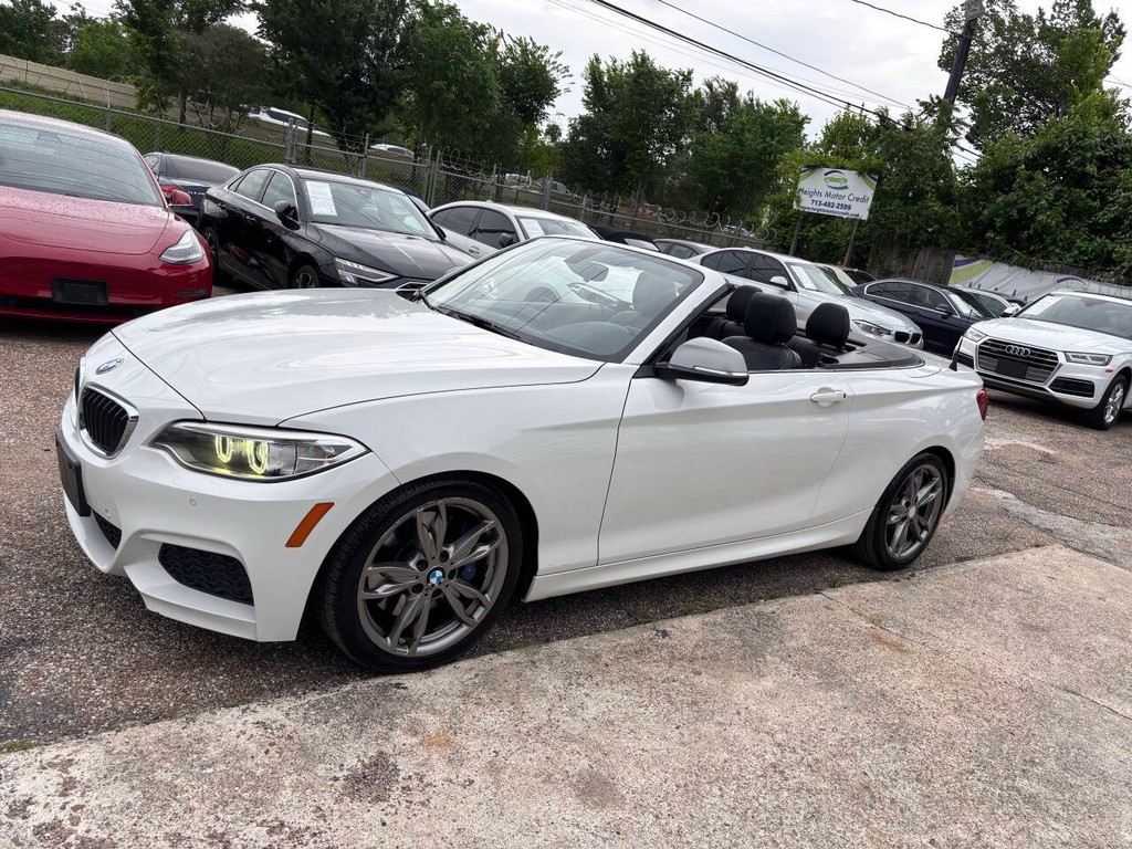 BMW 2 Series Vehicle Full-screen Gallery Image 10