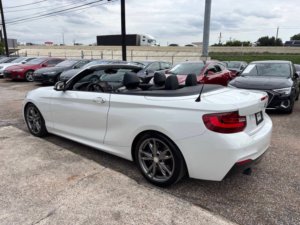 BMW 2 Series Vehicle Full-screen Gallery Image 11