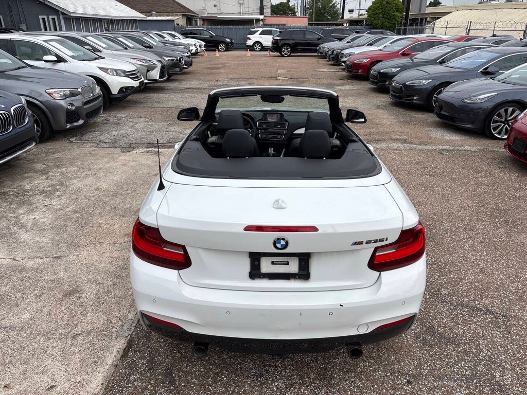 BMW 2 Series Vehicle Full-screen Gallery Image 12