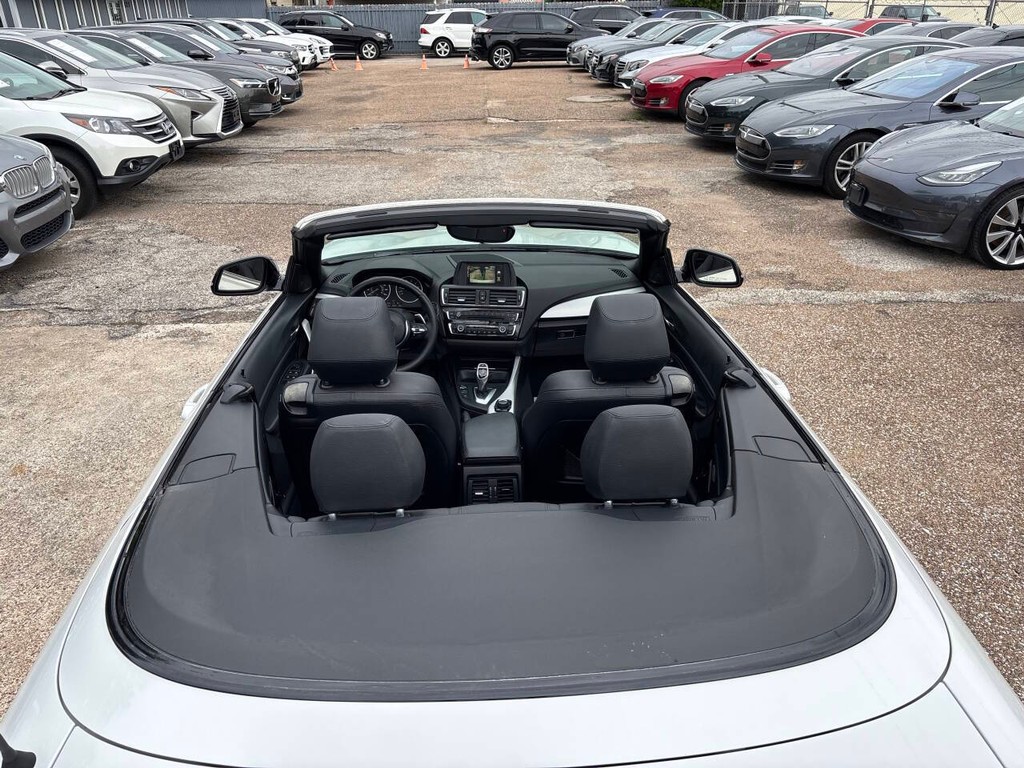 BMW 2 Series Vehicle Full-screen Gallery Image 13