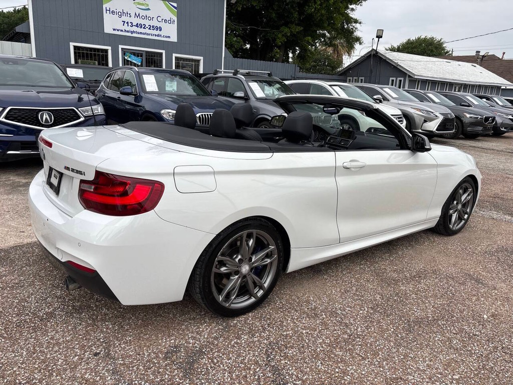 BMW 2 Series Vehicle Full-screen Gallery Image 14