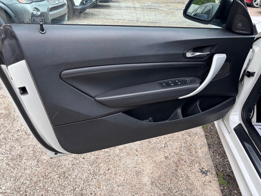 BMW 2 Series Vehicle Full-screen Gallery Image 17