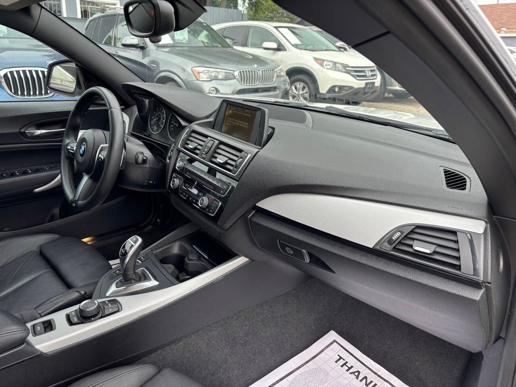 BMW 2 Series Vehicle Full-screen Gallery Image 18