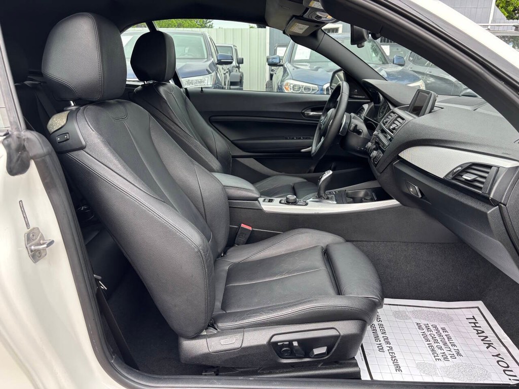 BMW 2 Series Vehicle Full-screen Gallery Image 19