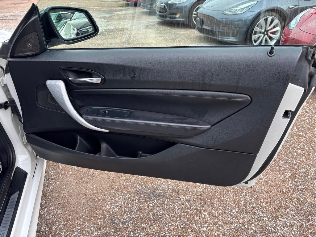 BMW 2 Series Vehicle Full-screen Gallery Image 20