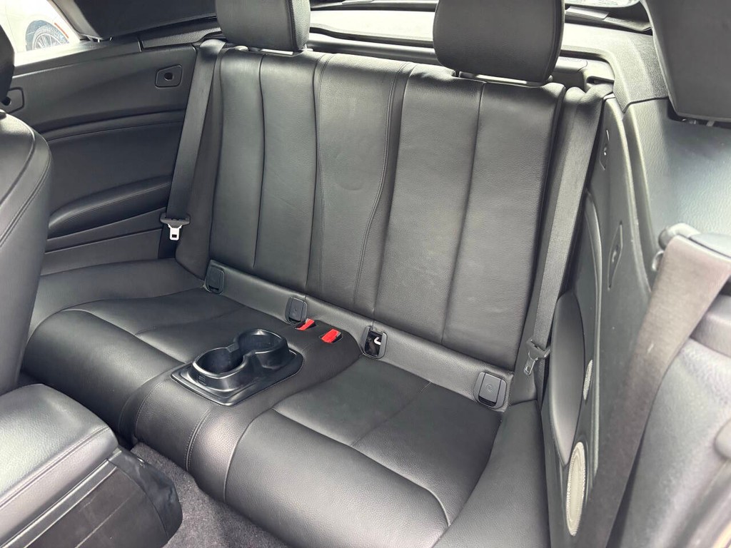 BMW 2 Series Vehicle Full-screen Gallery Image 21