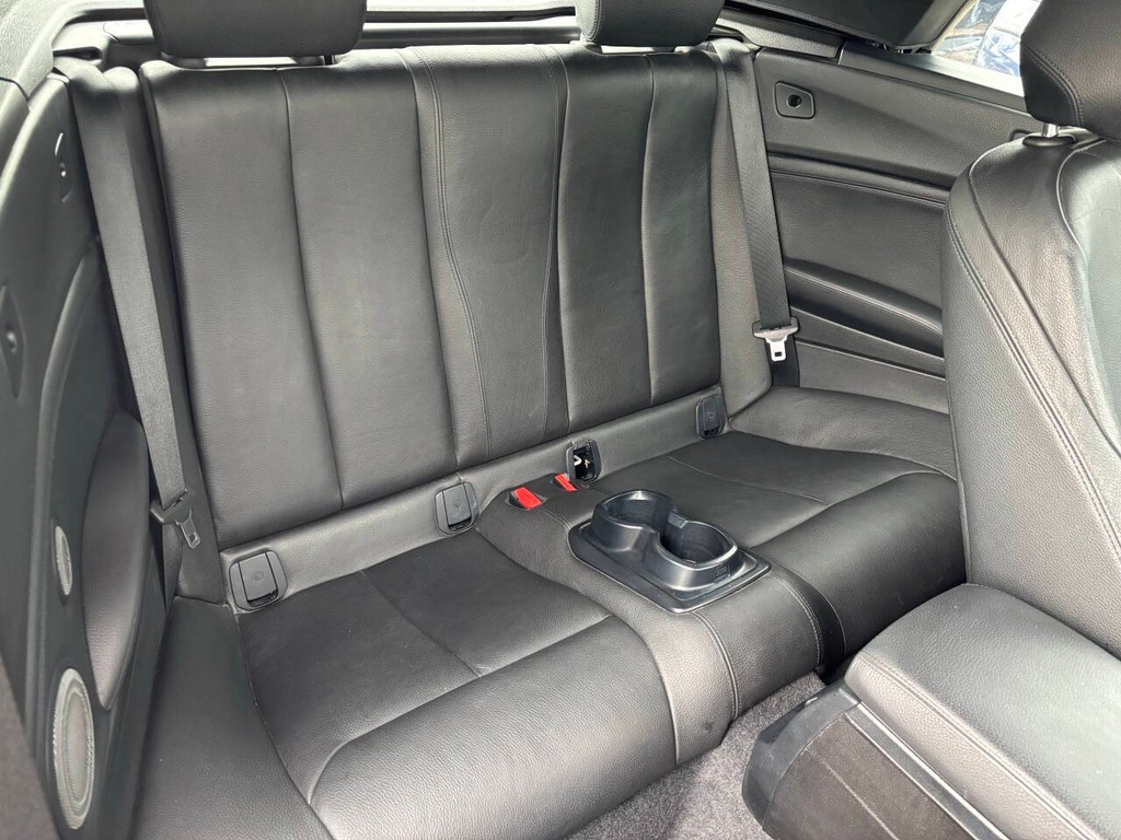 BMW 2 Series Vehicle Full-screen Gallery Image 22