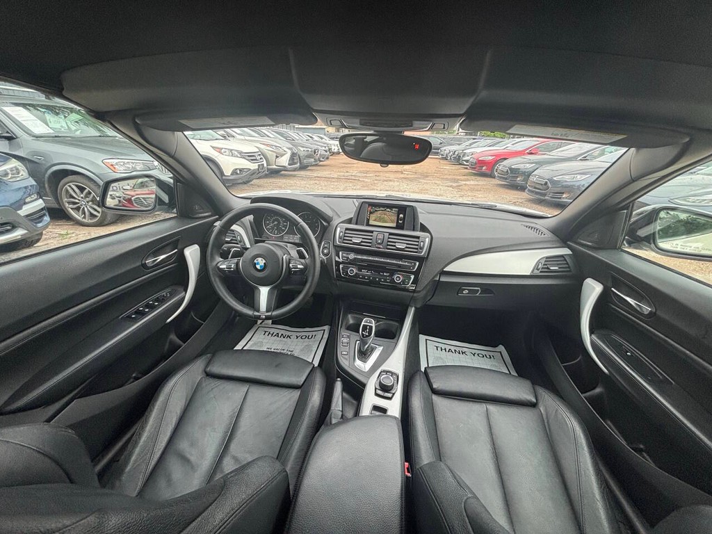 BMW 2 Series Vehicle Full-screen Gallery Image 23