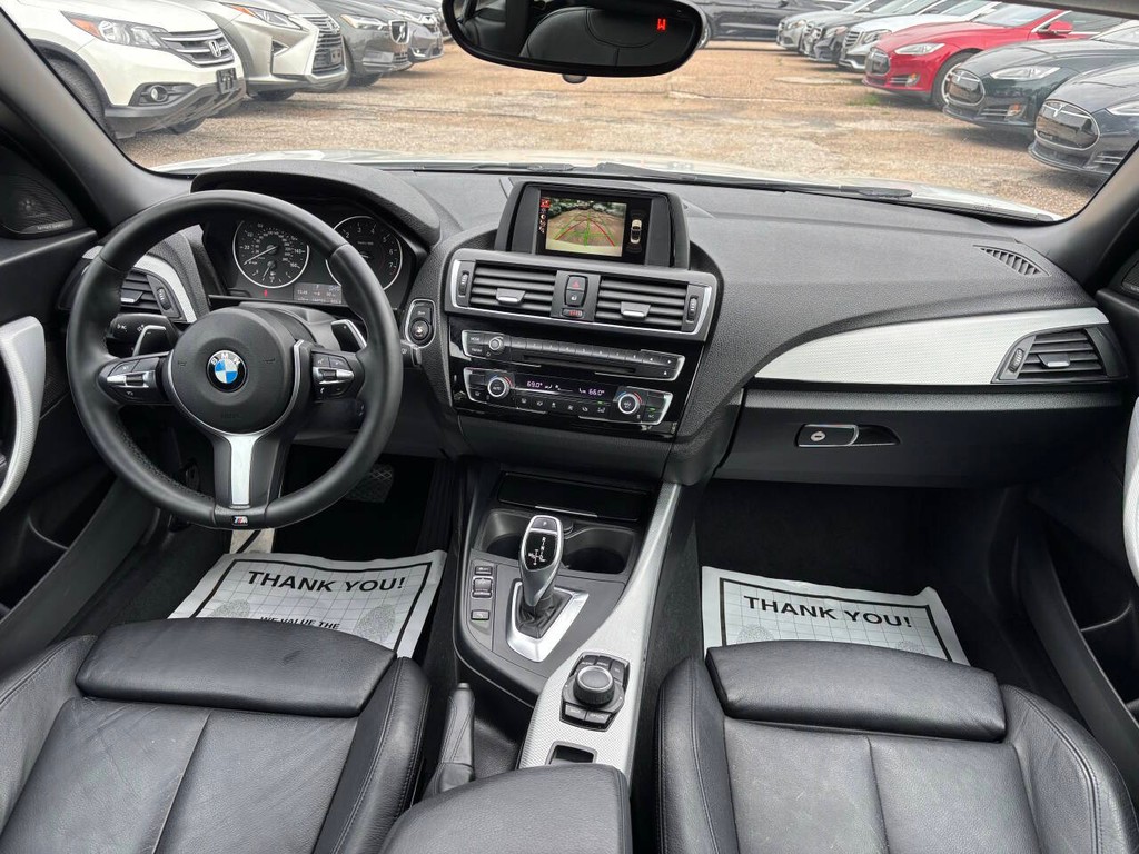 BMW 2 Series Vehicle Full-screen Gallery Image 24