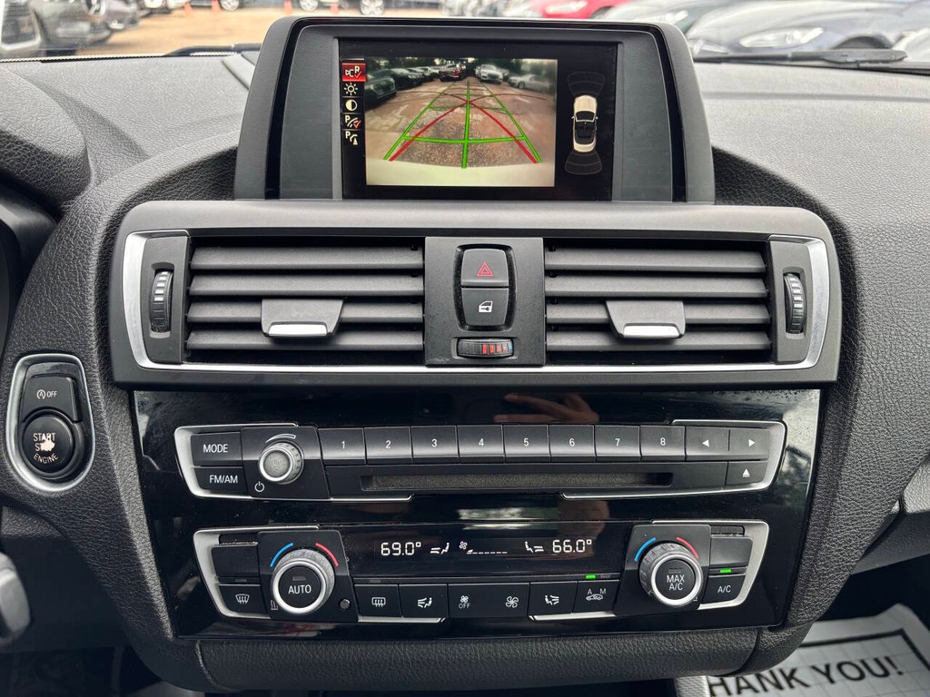 BMW 2 Series Vehicle Full-screen Gallery Image 26