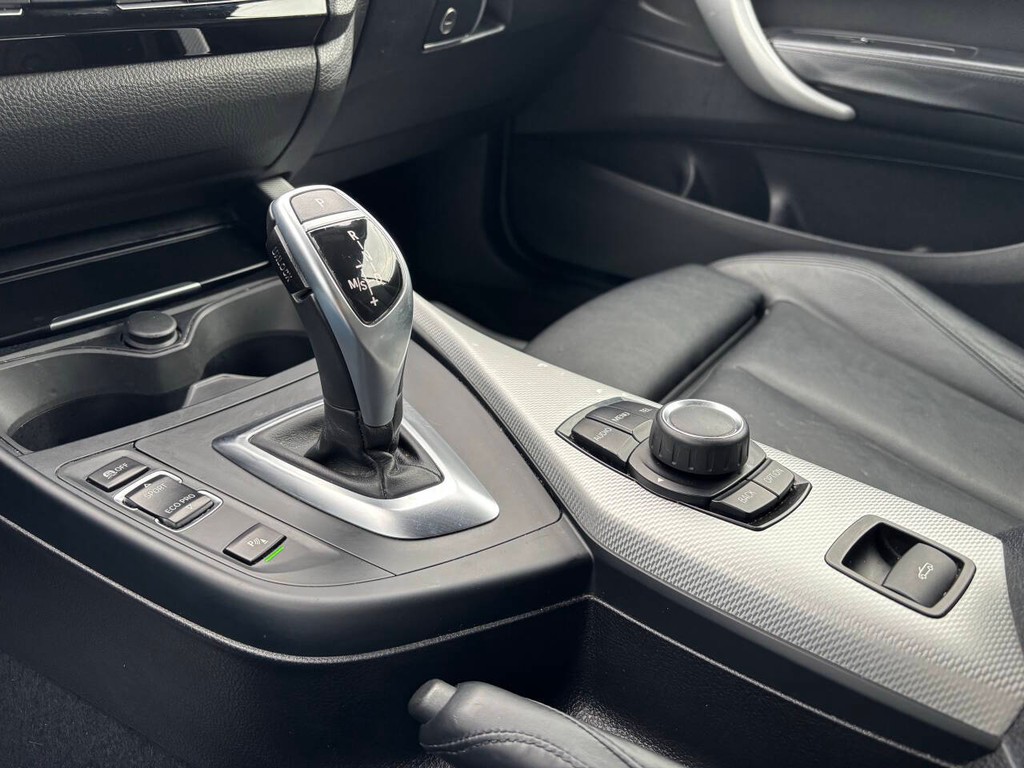 BMW 2 Series Vehicle Full-screen Gallery Image 27