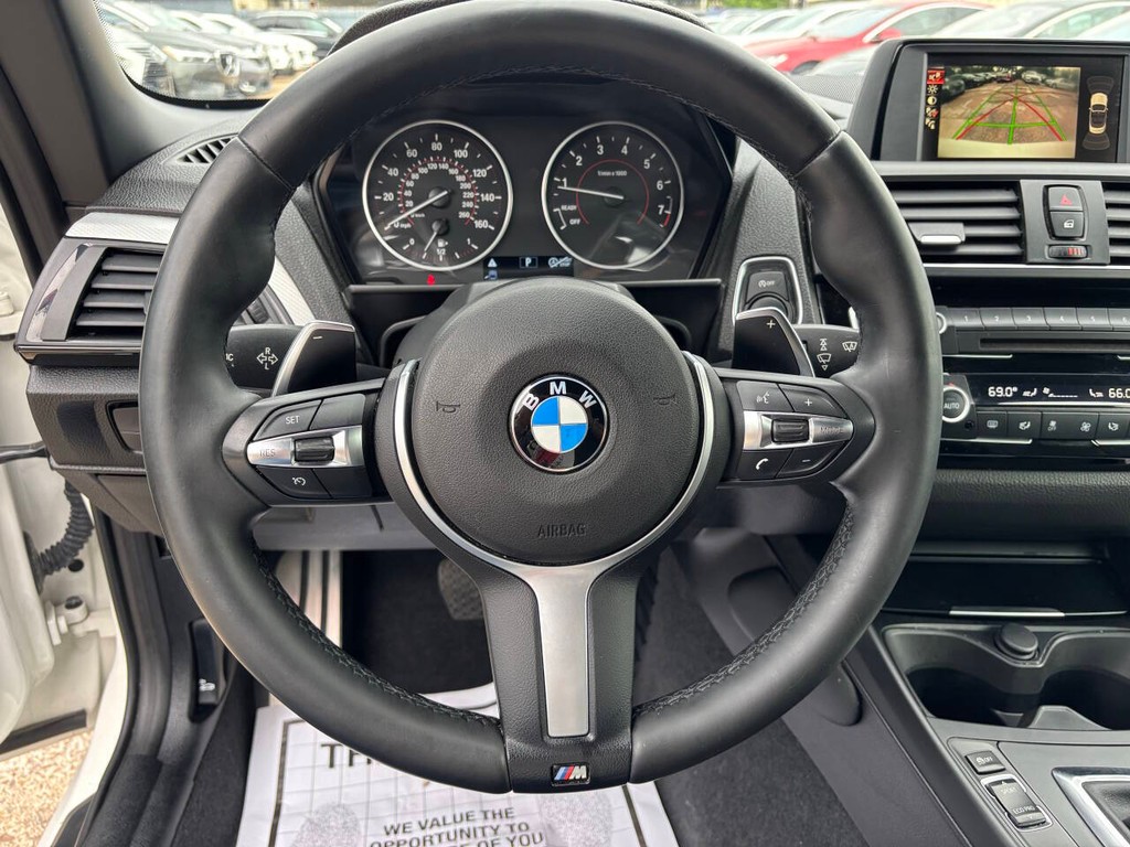 BMW 2 Series Vehicle Full-screen Gallery Image 28