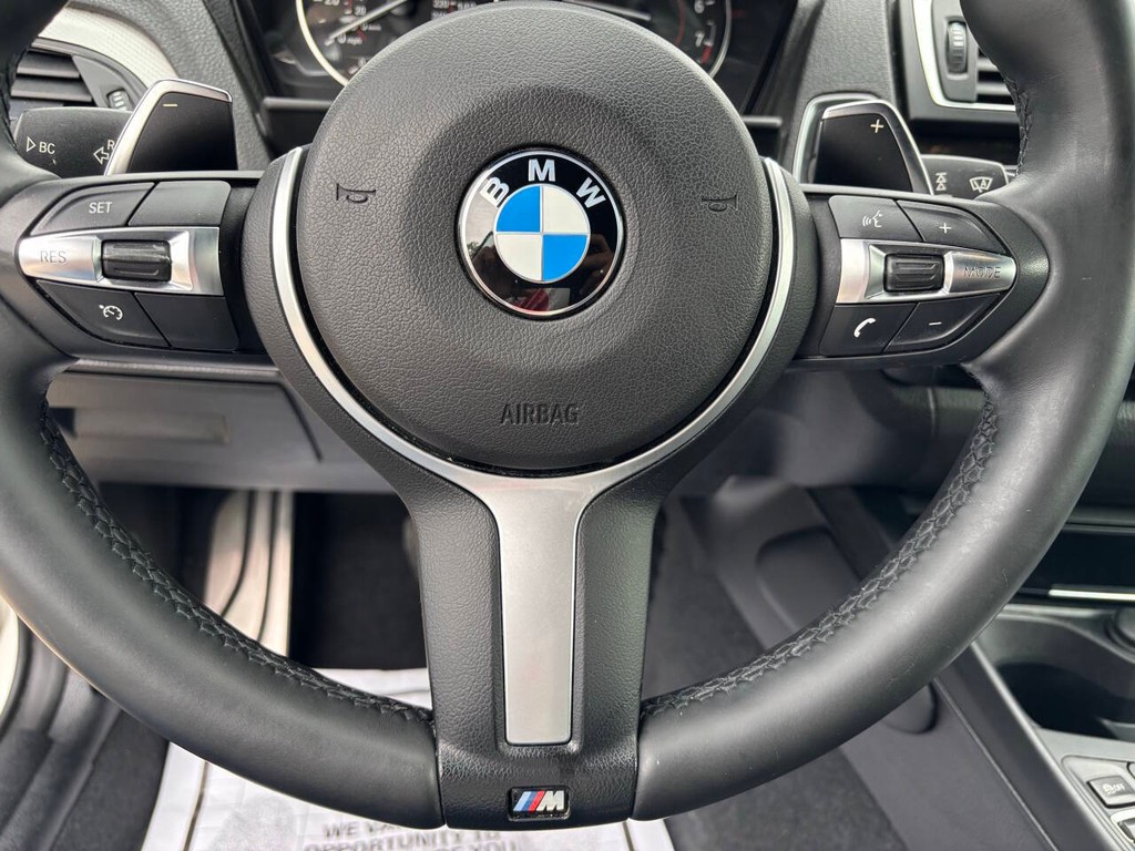 BMW 2 Series Vehicle Full-screen Gallery Image 29