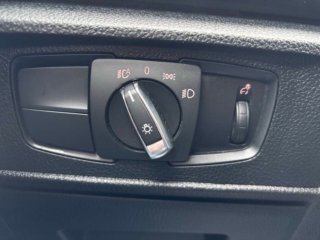 BMW 2 Series Vehicle Full-screen Gallery Image 30