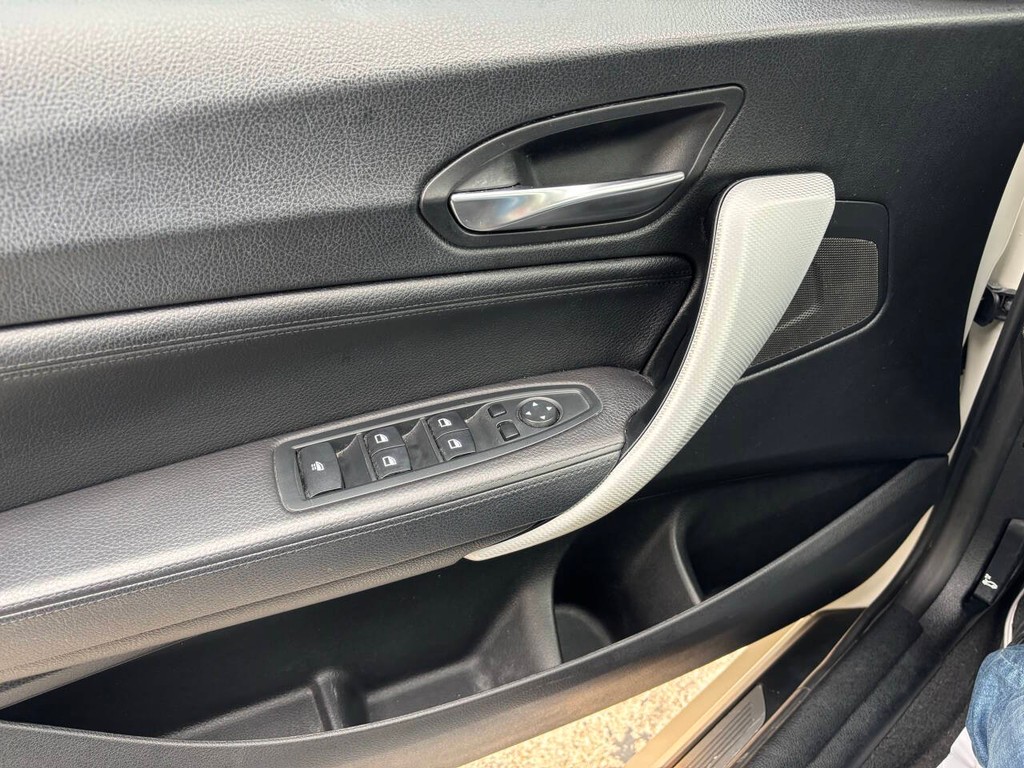 BMW 2 Series Vehicle Full-screen Gallery Image 31